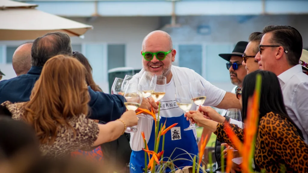 cheers en mesas marinas con chef e invitados